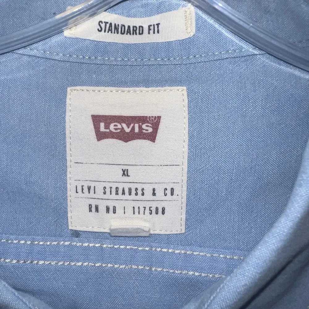 Levi's Shirt Men's Size XL Blue Denim Relaxed Light Wash Jean Work Button Up‎